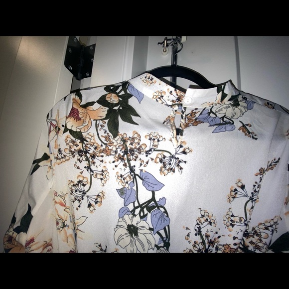 **SOLD** White long sleeved dress - Picture 4 of 7